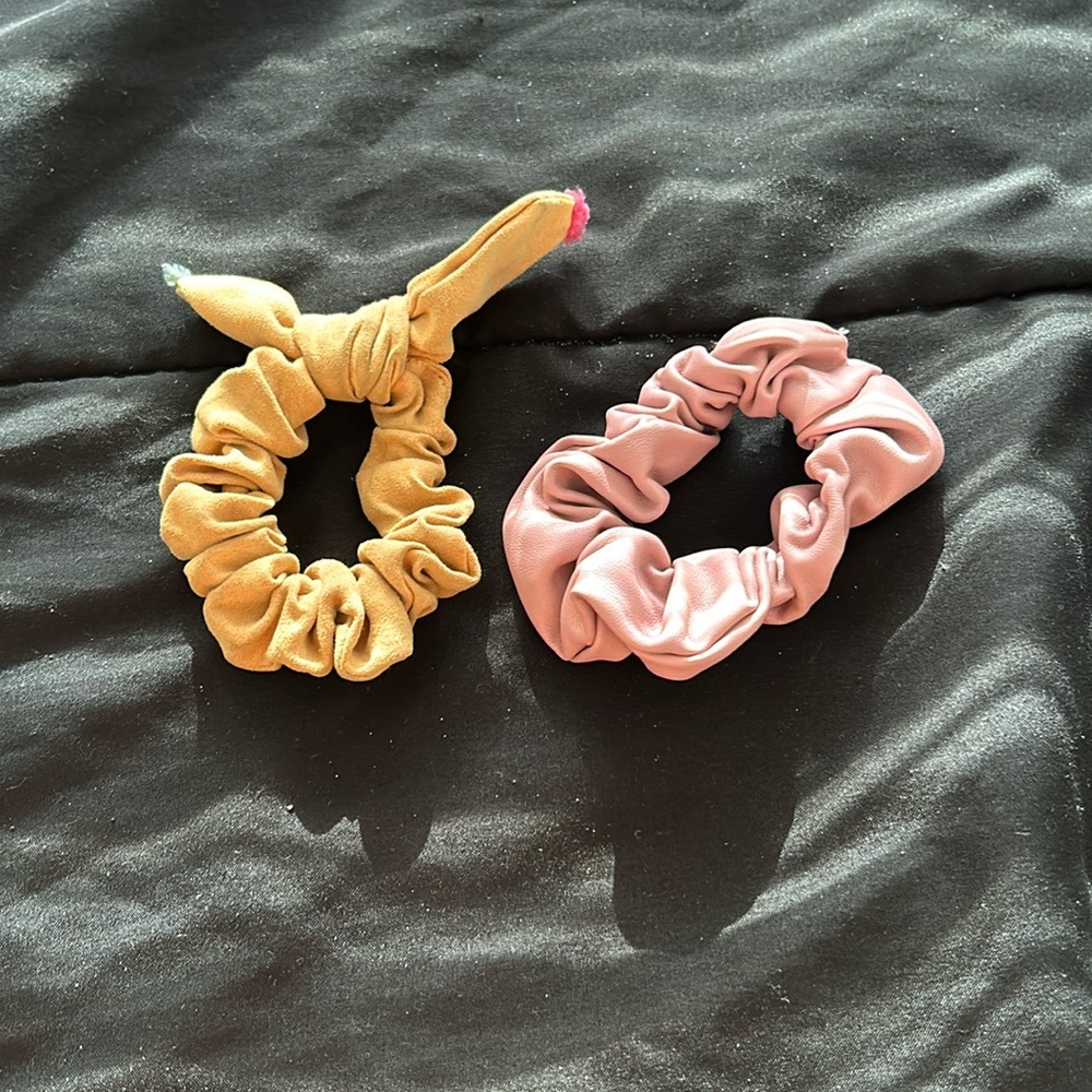 Pack of 2 scrunchies✨